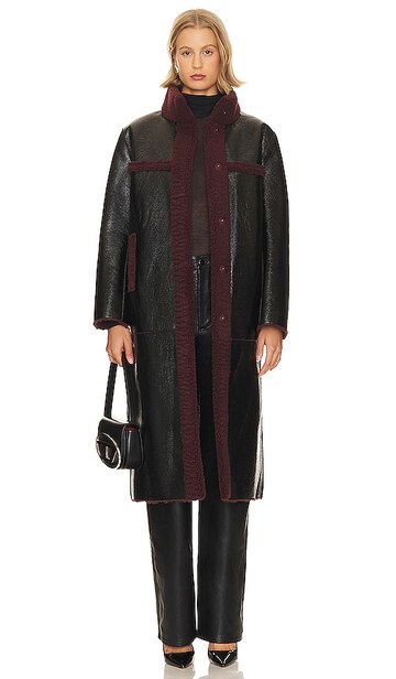apparis tilly patent reversible coat in black in noir / burgundy