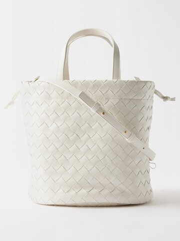 bottega veneta - small intrecciato-leather bucket shoulder bag - womens - white