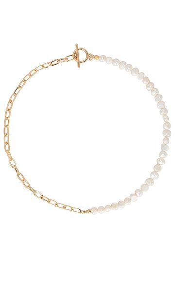 petit moments Pearl Paper Clip Necklace in Ivory in gold