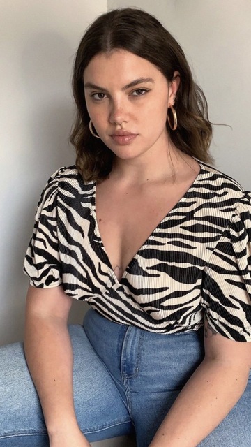 shirt,model,like,comment,helpmefindher,whoisshe,whoisthis,findher,instagram,wow,beautiful,grogeous,fashion,jeans,fashionmodel,cool,2021,asap,nastygal,asos,plus size,curvy,brownhair