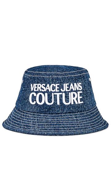 versace jeans couture logo bucket hat in blue in denim / denim