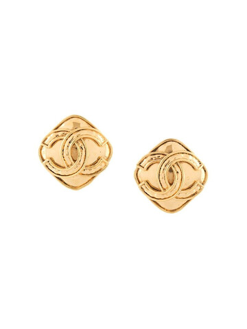 chanel pre-owned 1994 diamond shape cc clip-on earrings in gold