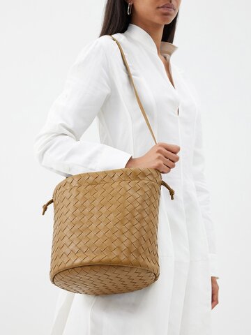 bottega veneta - small intrecciato-leather bucket shoulder bag - womens - tan