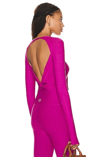 beyond yoga featherweight sunrise cropped pullover top in purple in magenta
