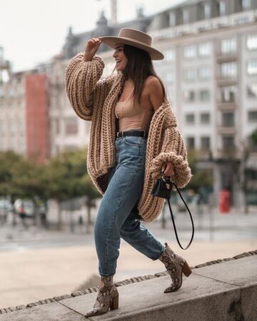 jeans,mom jeans,ankle boots,snake print,oversized cardigan,bodysuit,hat