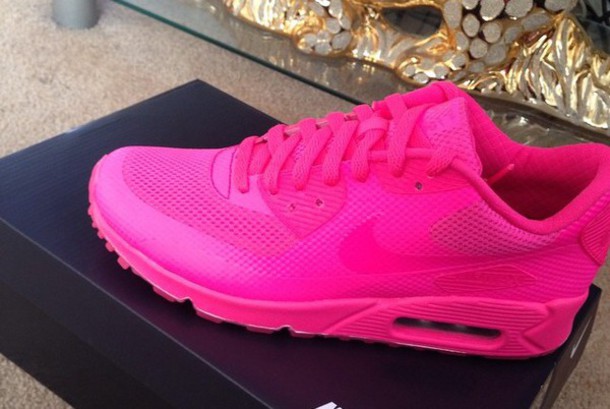 neon pink shoes nike