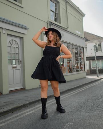 dress,black dress,mini dress,black boots,hat