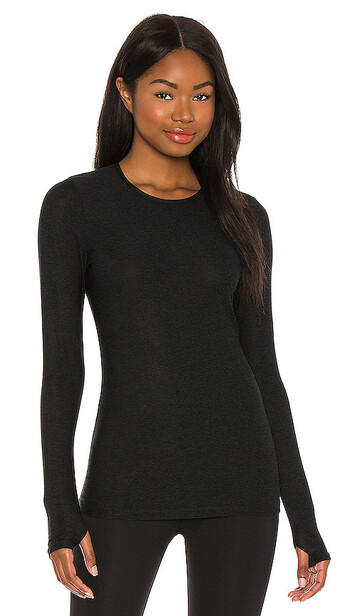 beyond yoga classic crew pullover in black