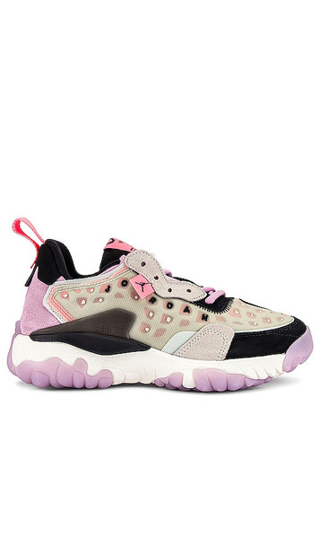 Jordan Delta 2 Sneaker in black / pink