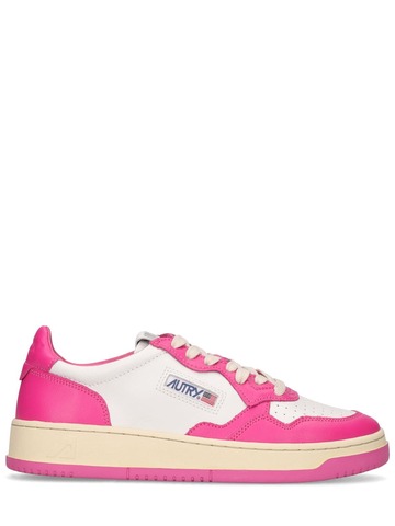 AUTRY 35mm Medalist Bicolor Low Sneakers in fuchsia / white