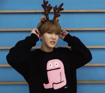 sweater,black,pink,K-pop,korean fashion,changbin