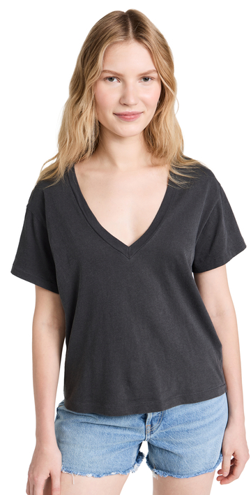THE GREAT. THE GREAT. The V Neck Tee in black