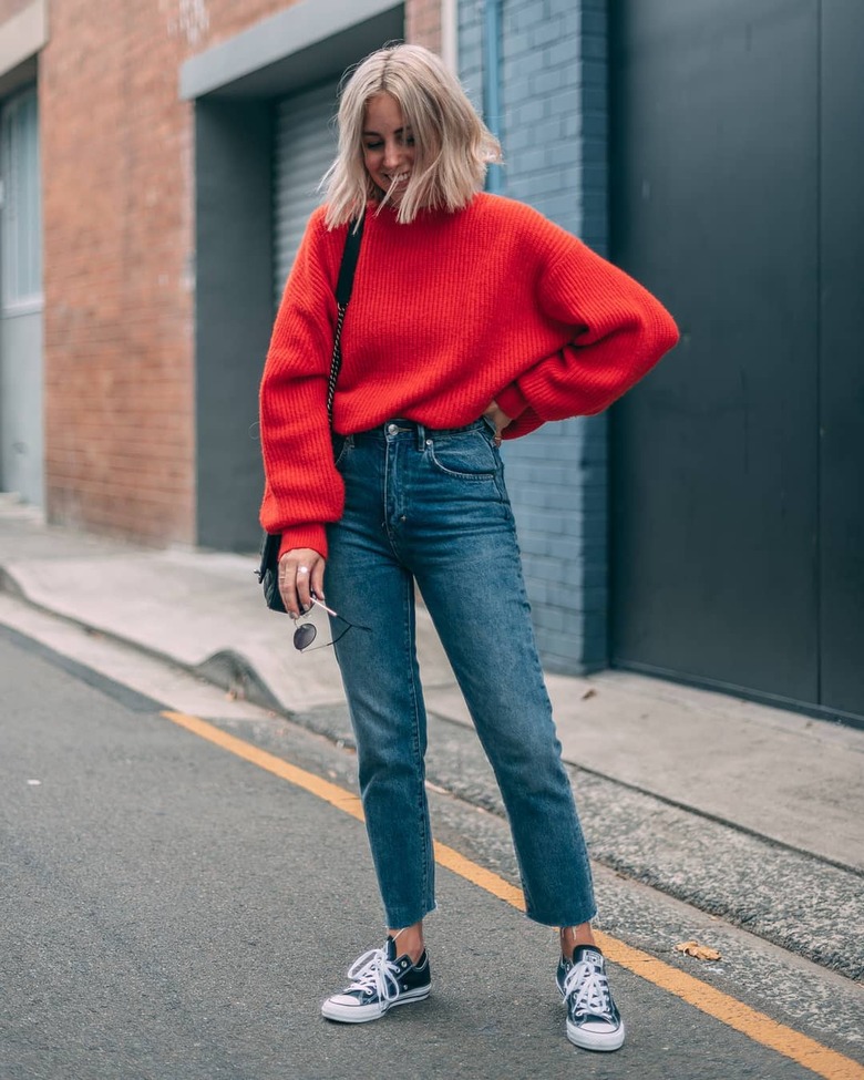 sweater red sweater converse jeans oversized sweater knitted sweater h&m black bag sunglasses streetstyle