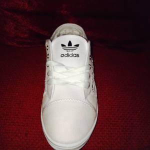 shoes, adidas shoes, adidas, shoes, white lace sneakers, adidas lace shoes, adidas lace sneakes, lace sneakers, white sneakers, black sneakers, pink sneakers, adidas laces, black, black white, white adidas,