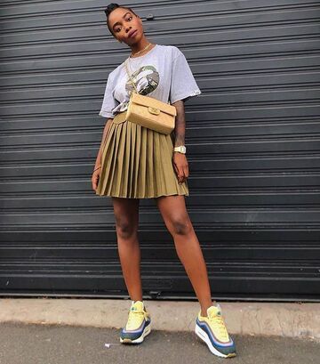 skirt,mini skirt,pleated skirt,sneakers,t-shirt,crossbody bag