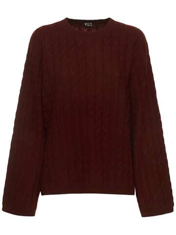 TOTEME Cable Knit Cashmere Sweater in burgundy