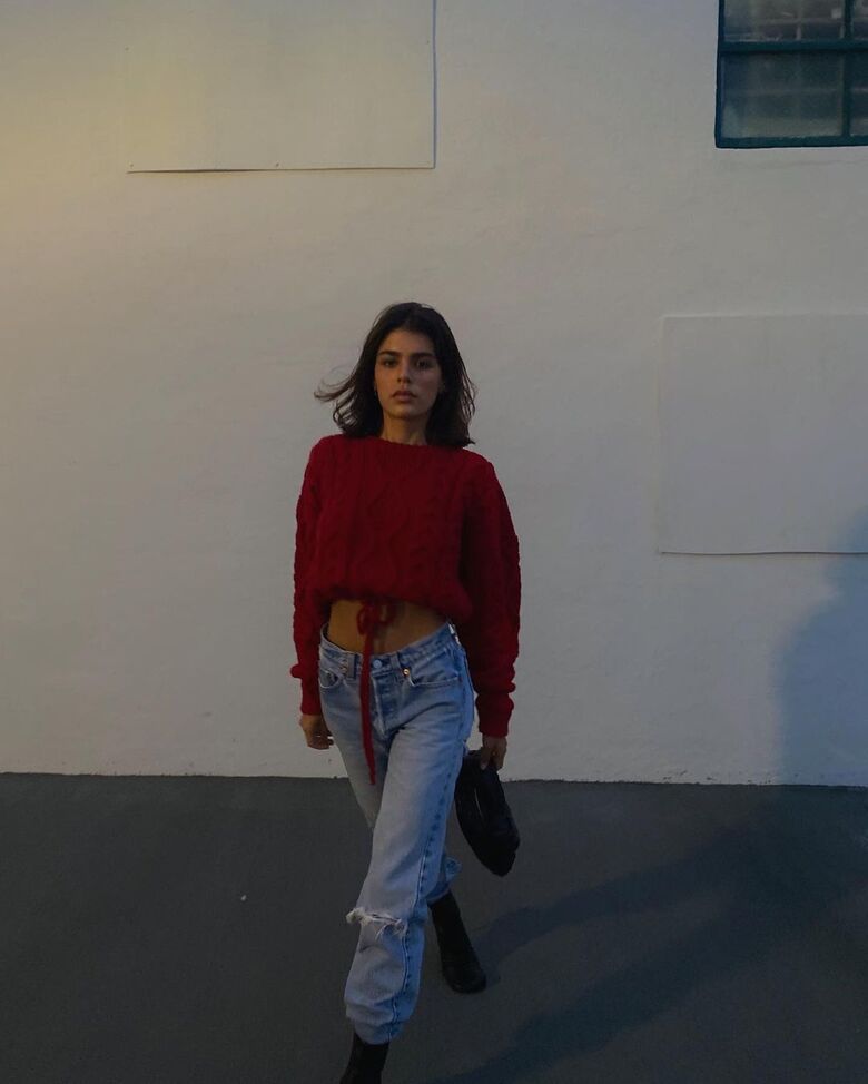sweater red sweater cable knit cropped sweater boyfriend jeans black bag boots