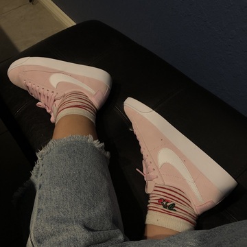 shoes,pink nikes