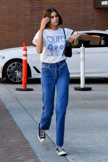 top,casual,kaia gerber,model off-duty,streetstyle,jeans