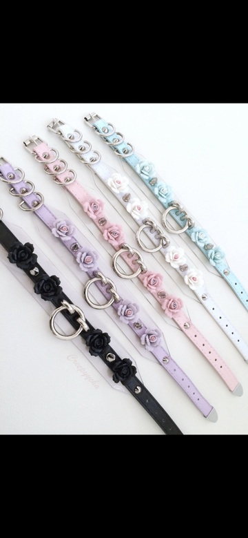belt,flowers,choker necklace,white,pastel goth,pink