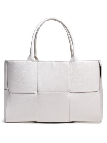 bottega veneta - the arco medium intrecciato-leather tote bag - womens - white