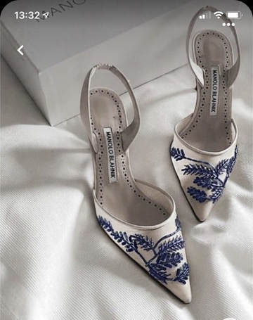 shoes,manolo blahnik,blue,white,heels